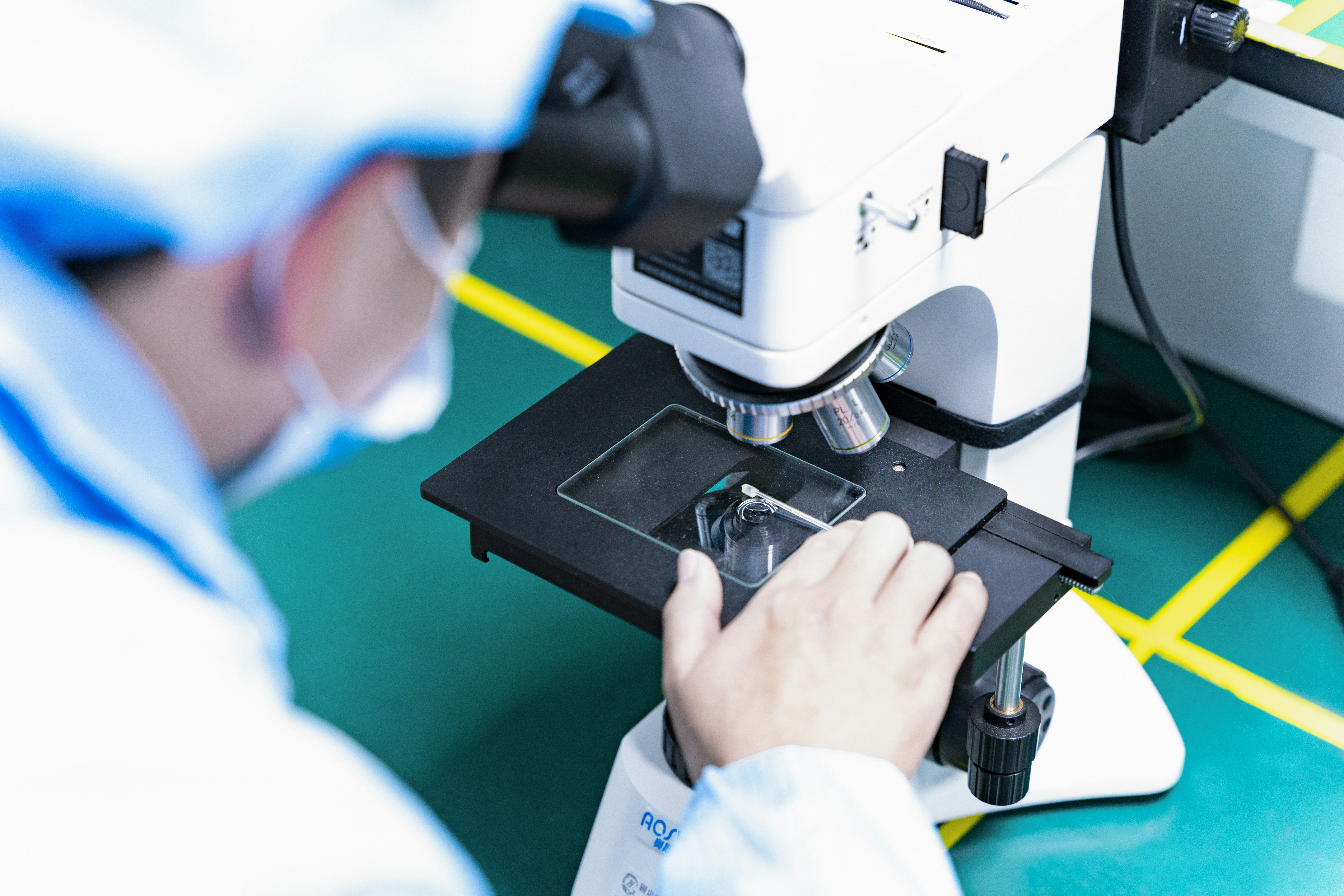 Cracking the Resolution Barrier: How Super-Resolution Microscopy Became Affordable Science