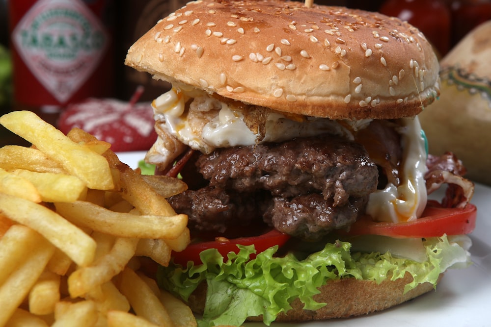 un hamburger et des frites dans une assiette