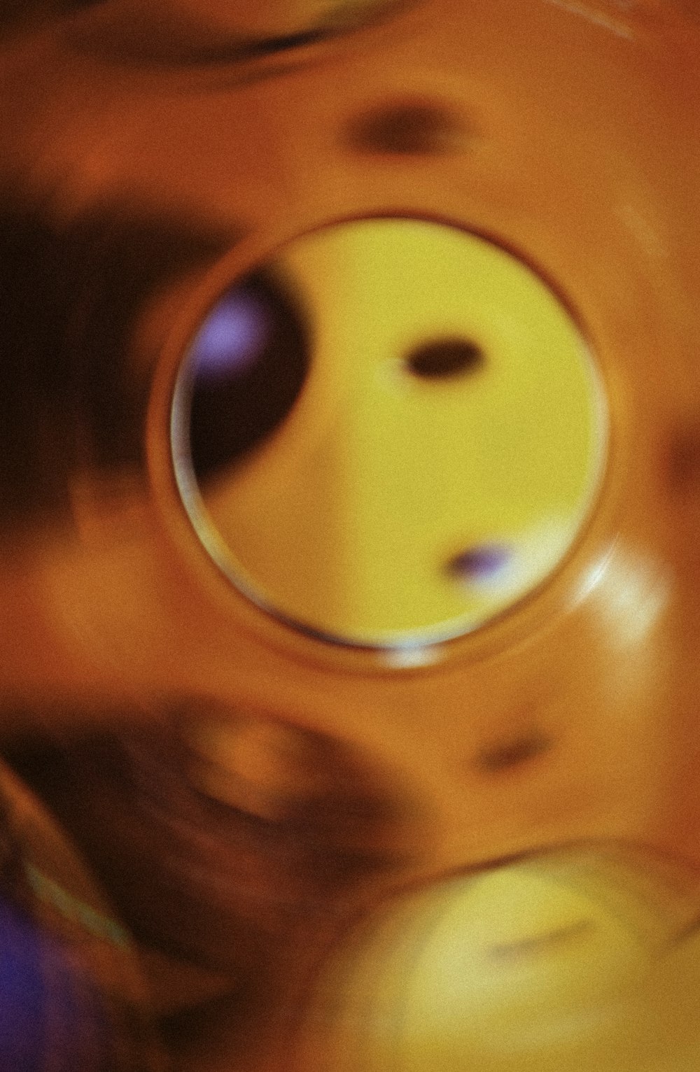 a blurry picture of a yellow and blue object