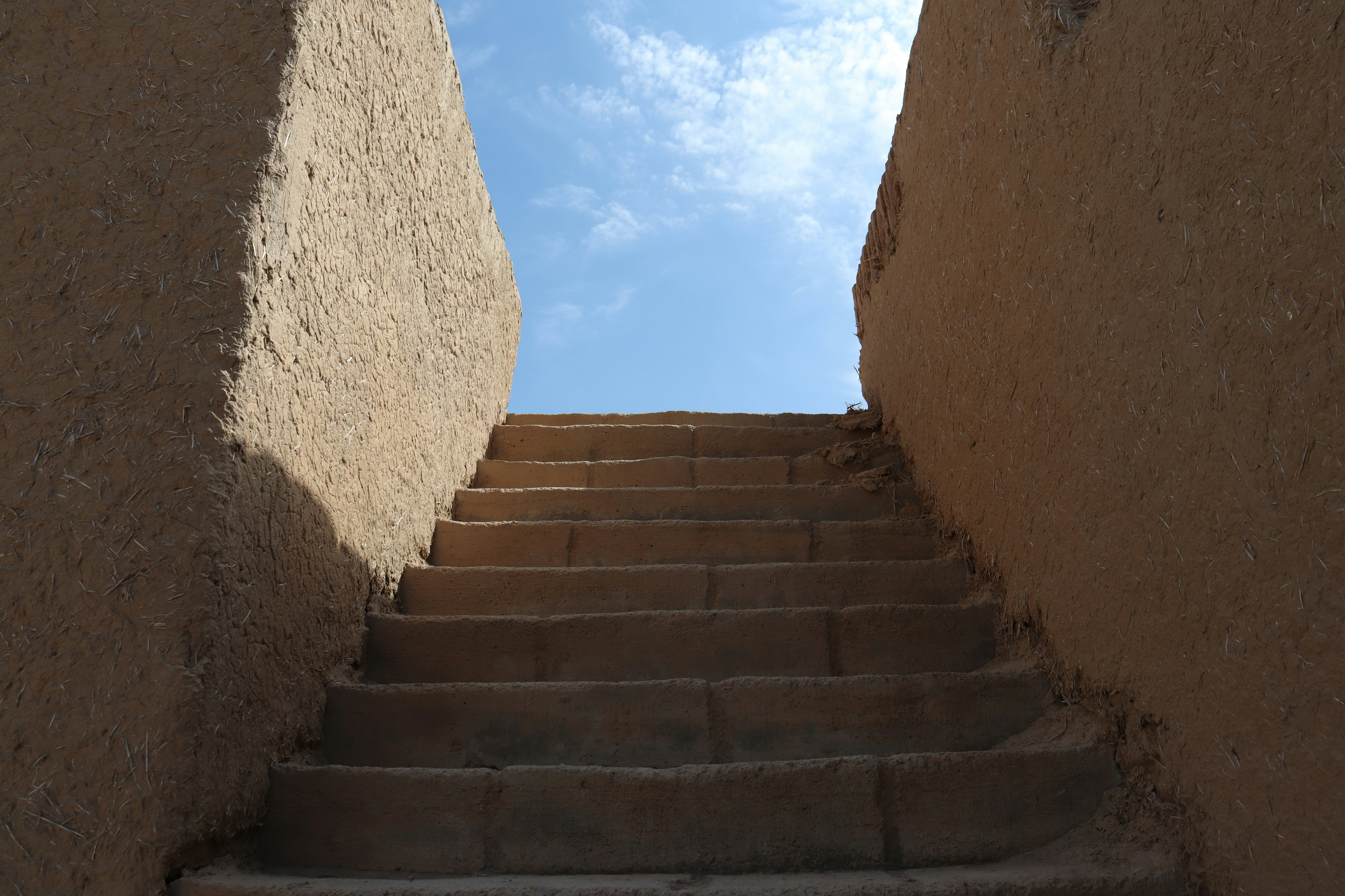 Una serie di gradini di pietra che portano a un cielo blu