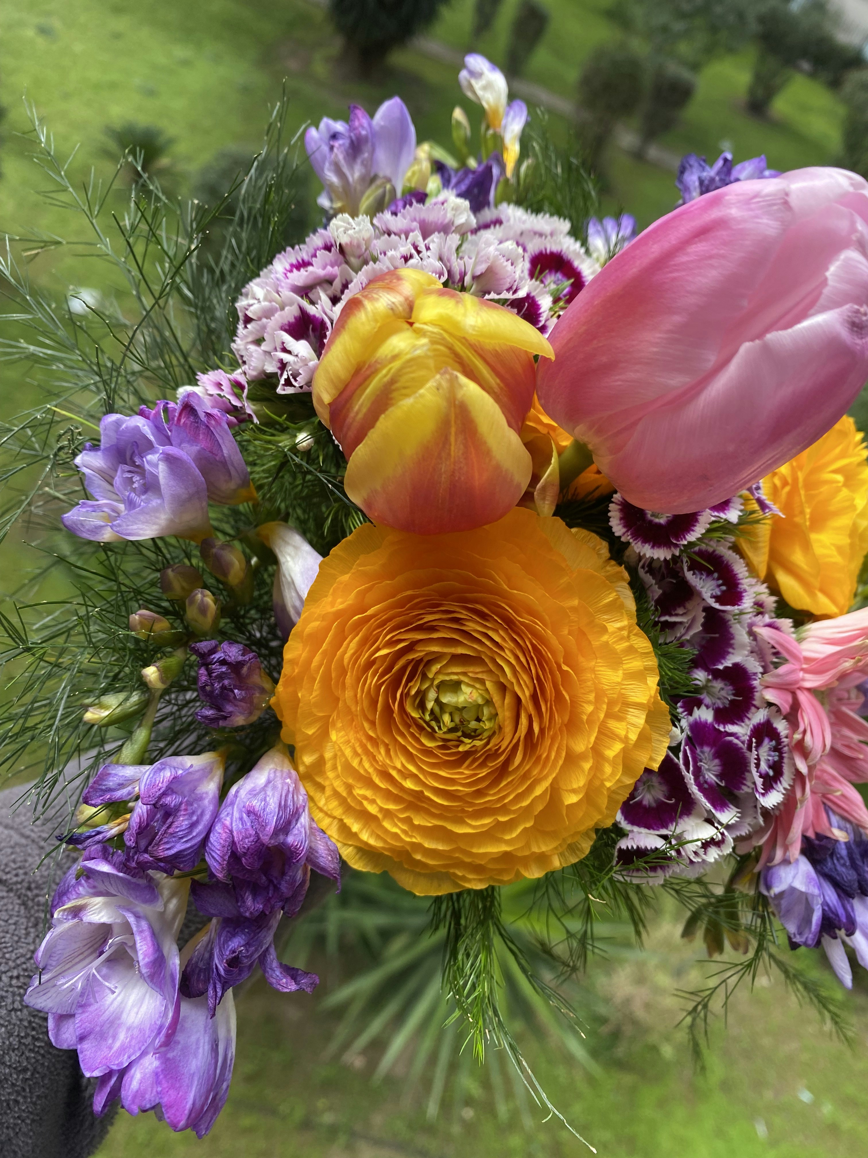 Aranjament floral elegant cu lalele si frezii pentru evenimente corporative