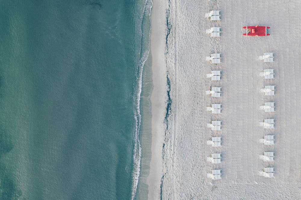 Una vista aérea de una playa con sillas y sombrillas