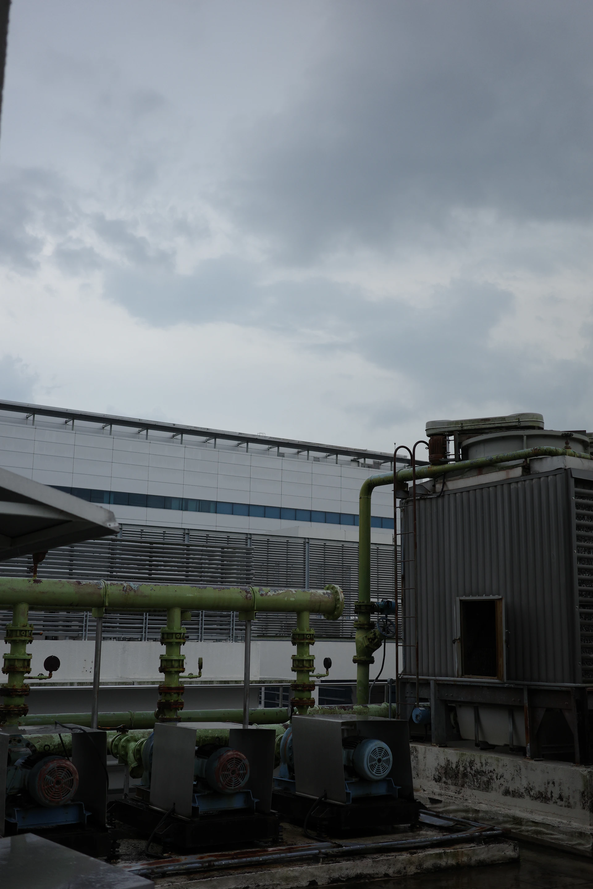 gray computer monitor