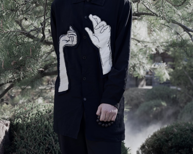 Hombre con look creativo y moderno