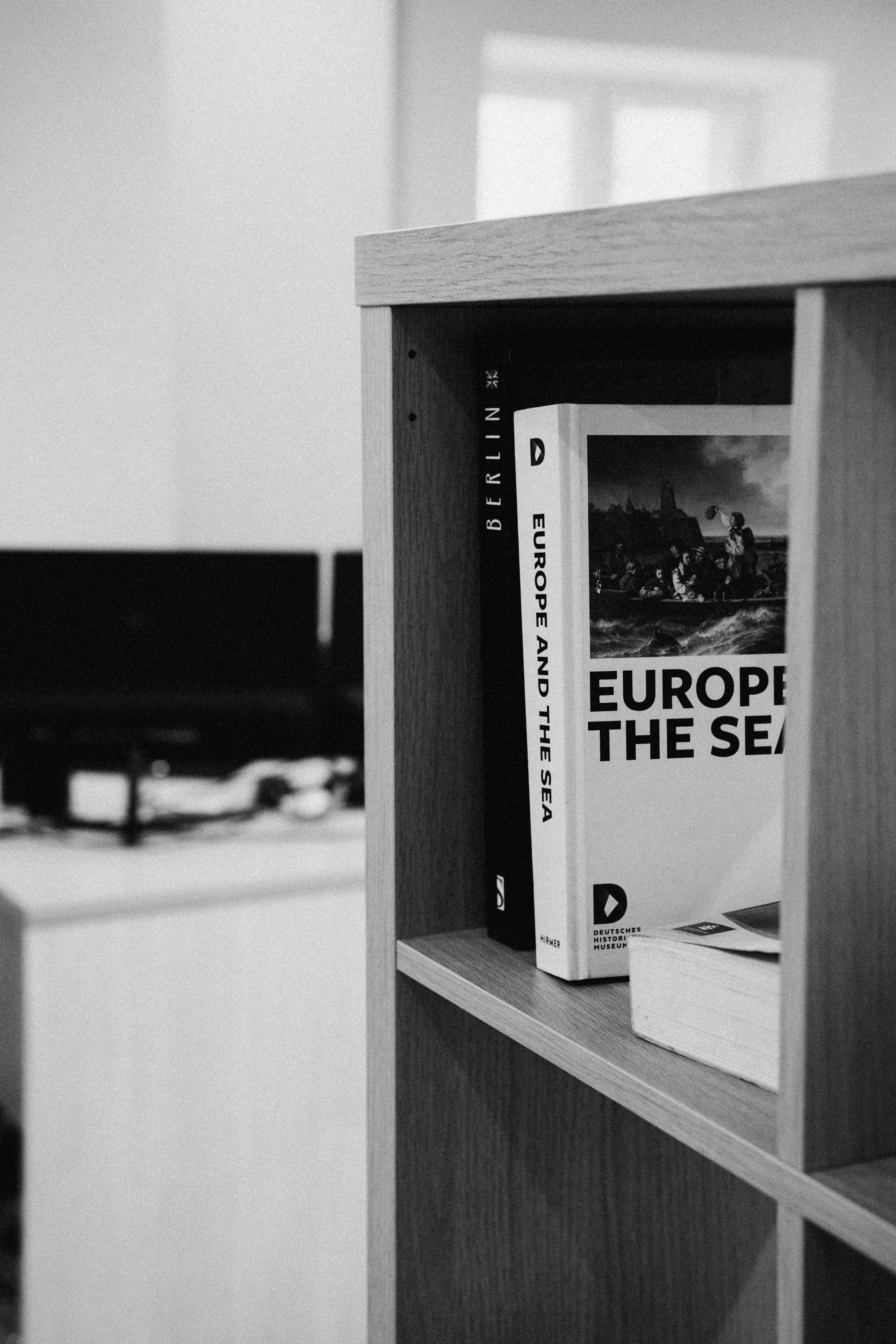 a black and white photo of a book shelf