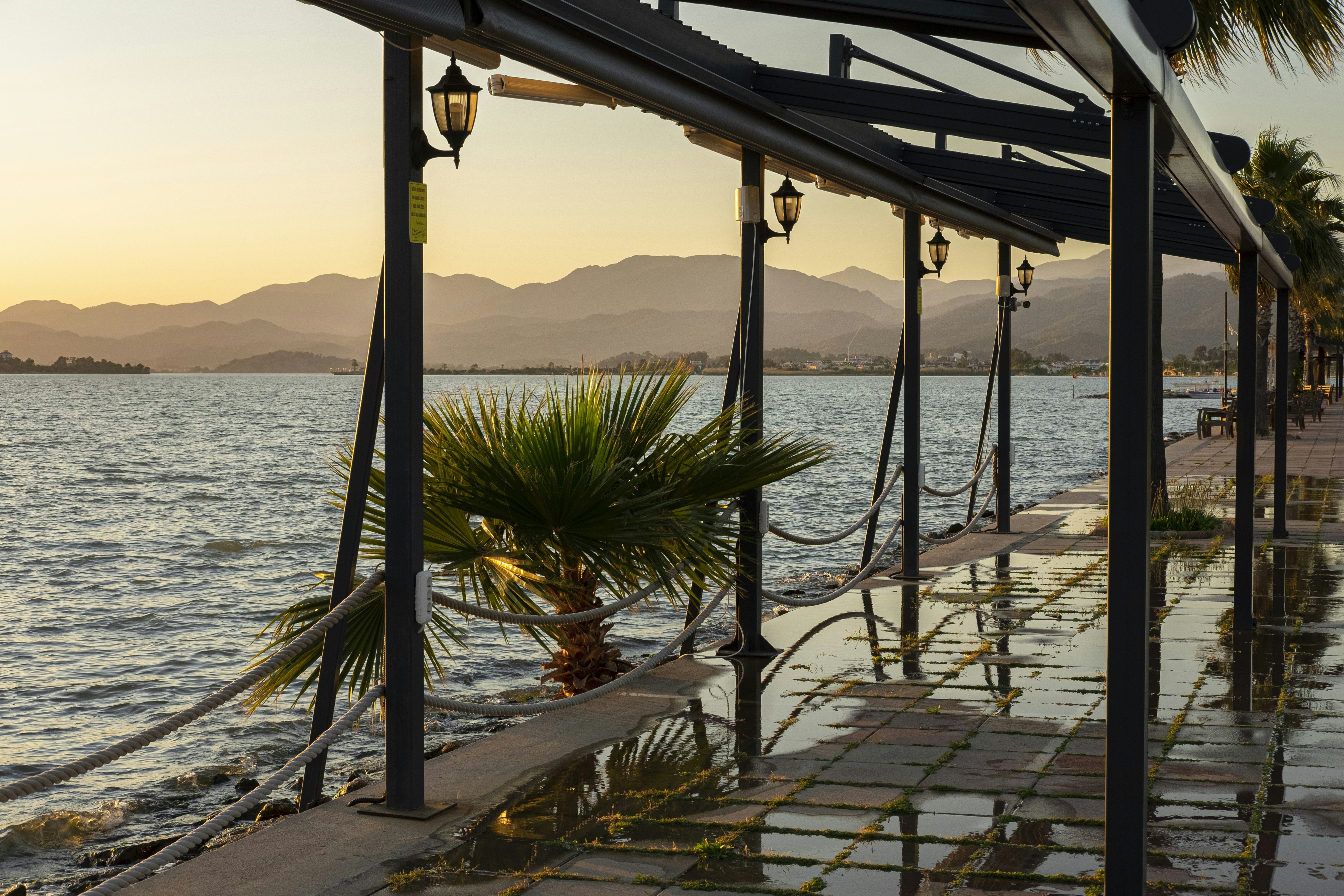 Una vista del océano desde un muelle al atardecer