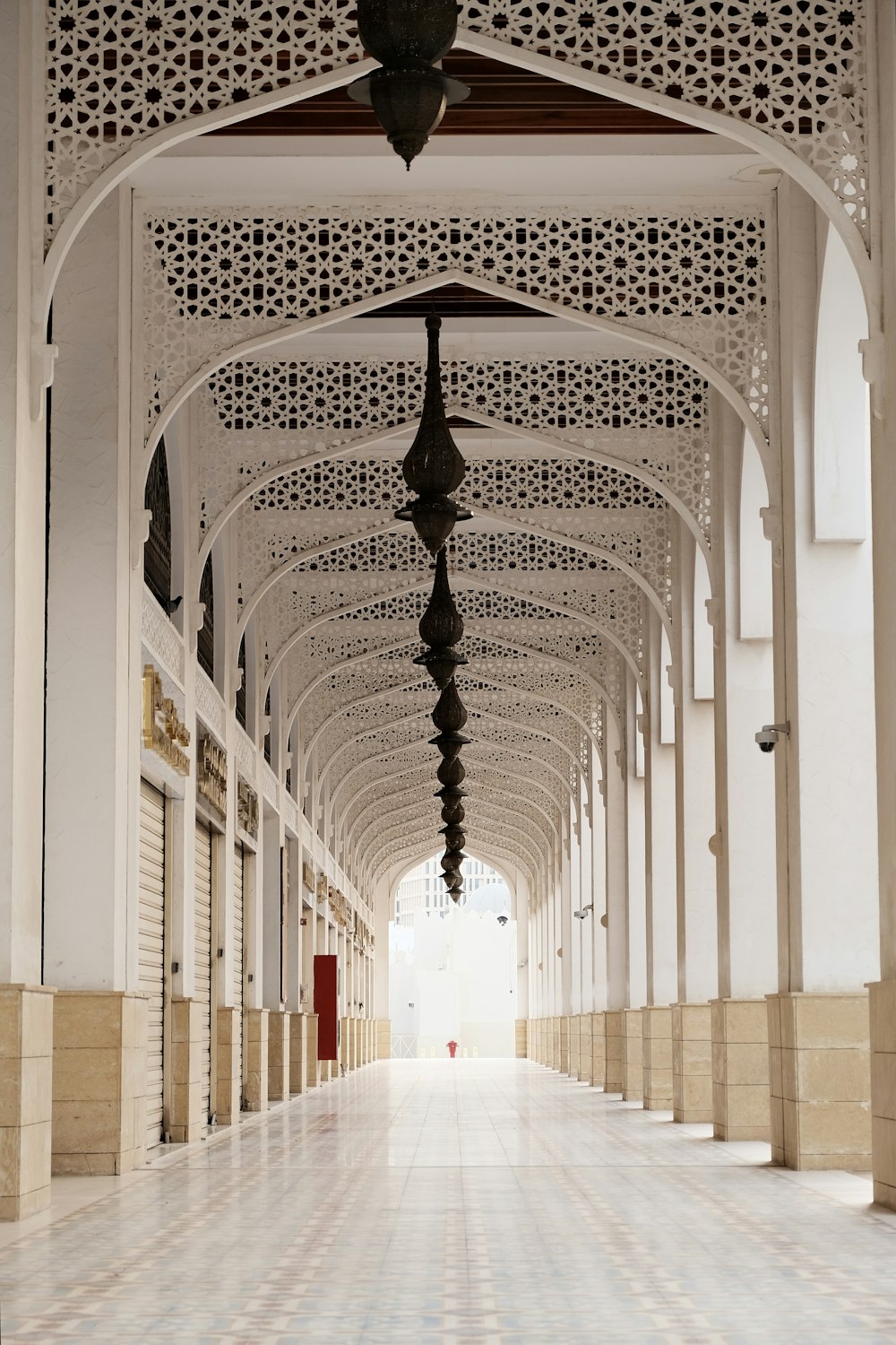 un long couloir avec une horloge au plafond