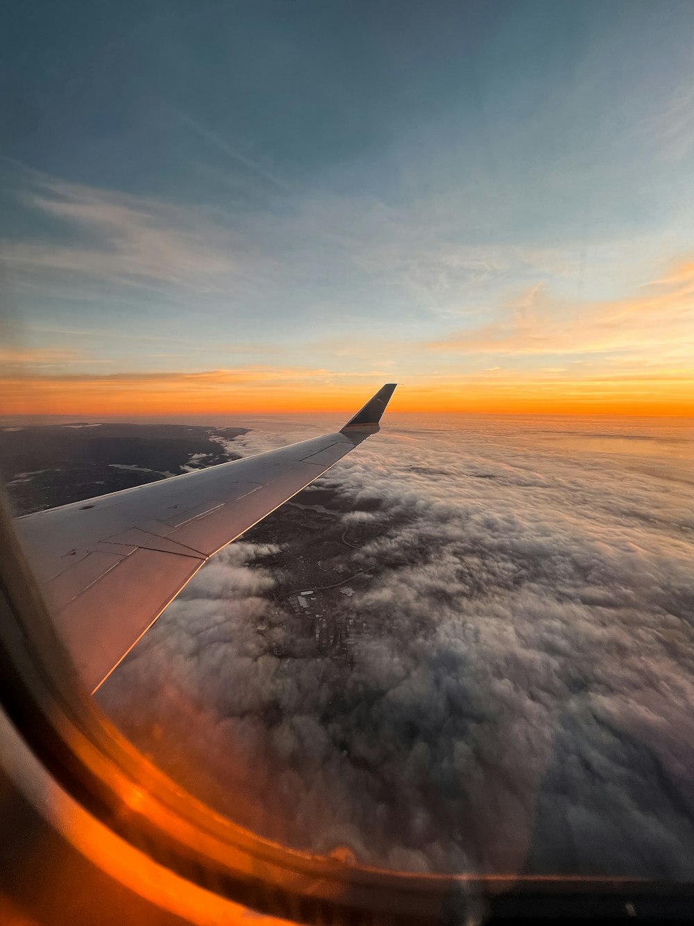 L’aile d’un avion au coucher du soleil
