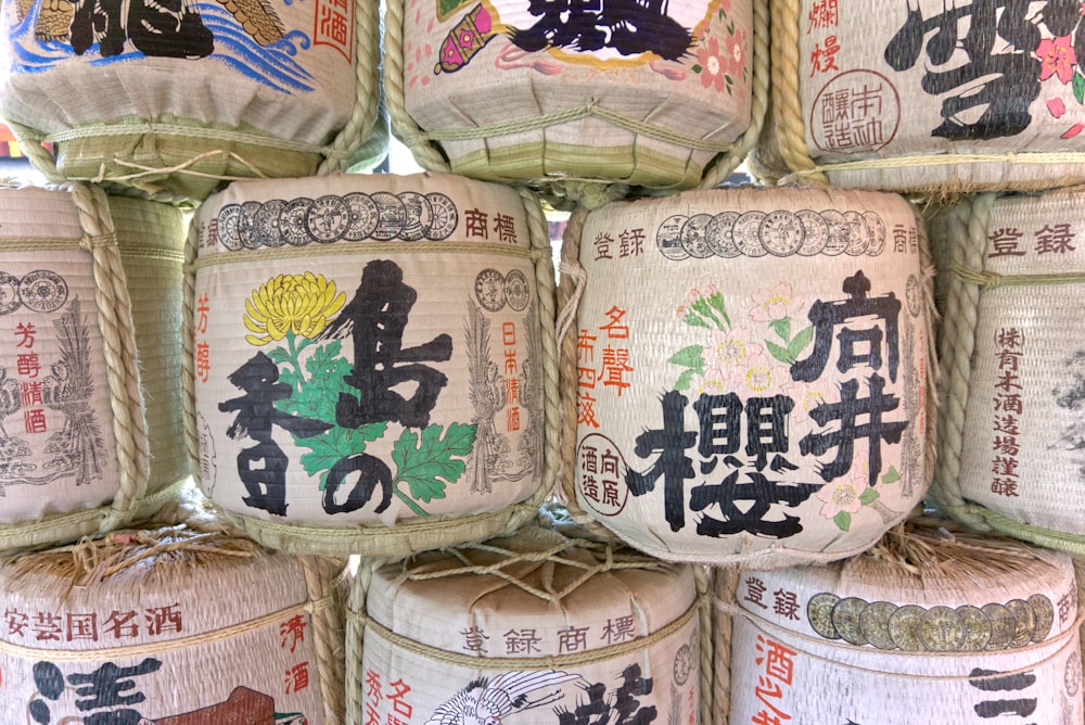 Ein Haufen Taschen mit asiatischer Schrift darauf