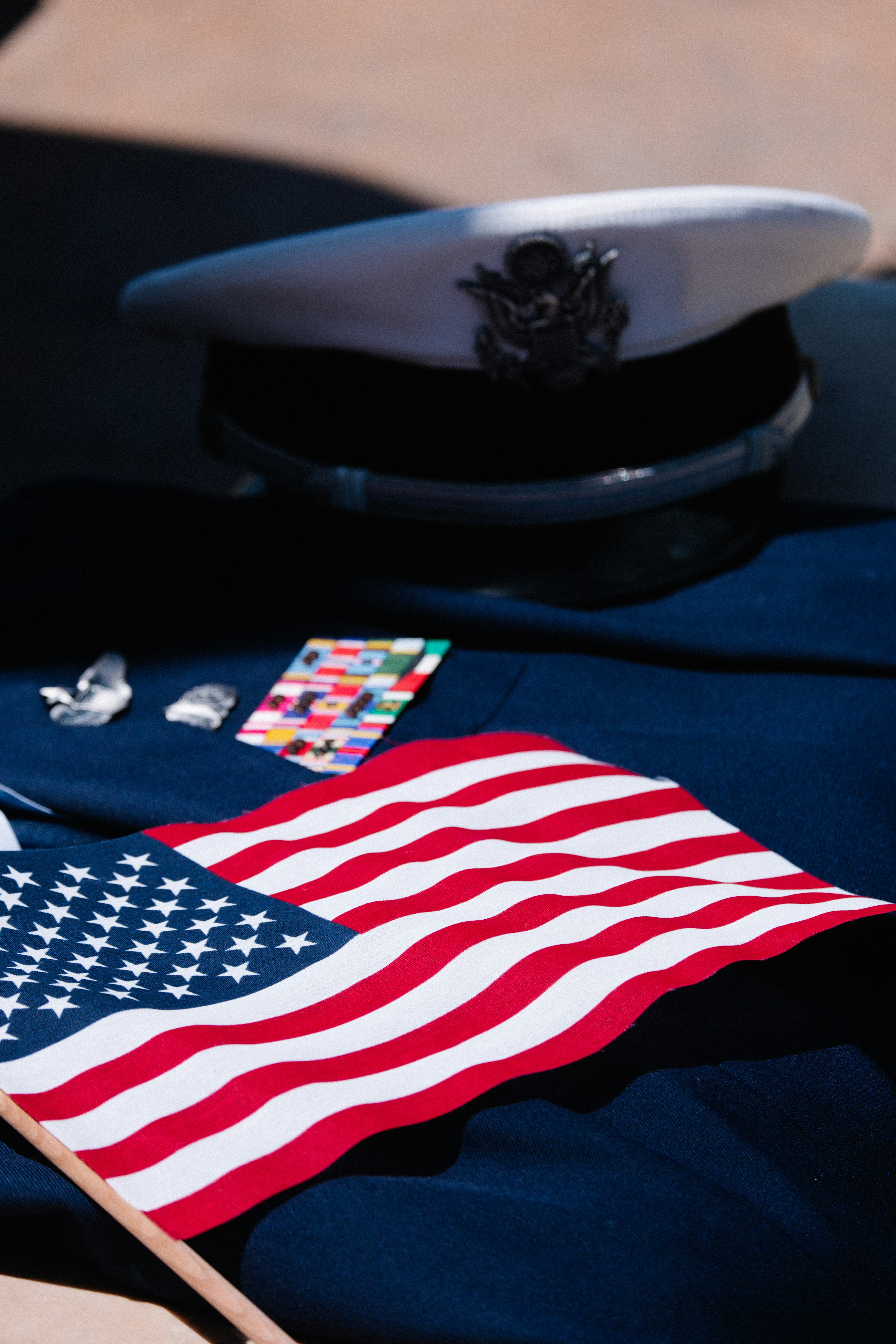 青い制服の上に横たわるアメリカの国旗