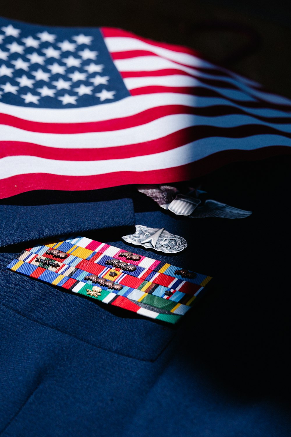 Un drapeau américain posé sur une chemise bleue