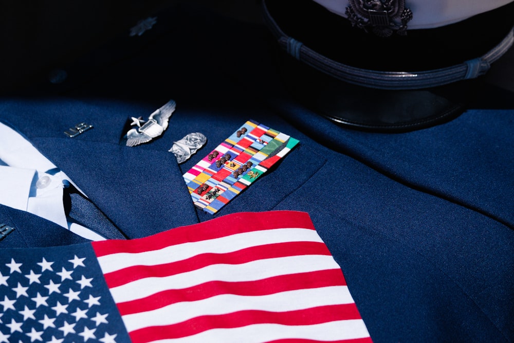 a close up of an american flag on a suit