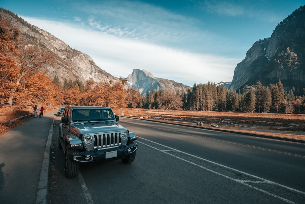 Une jeep est garée sur le bord de la route