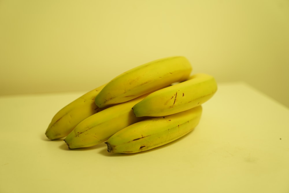 un bouquet de bananes assis sur une table