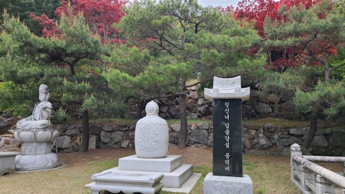 An inviting image of a meditative garden.