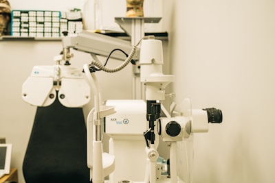 COMPUETRIZED EYE CHECK UP OF GALAXY OPTICS