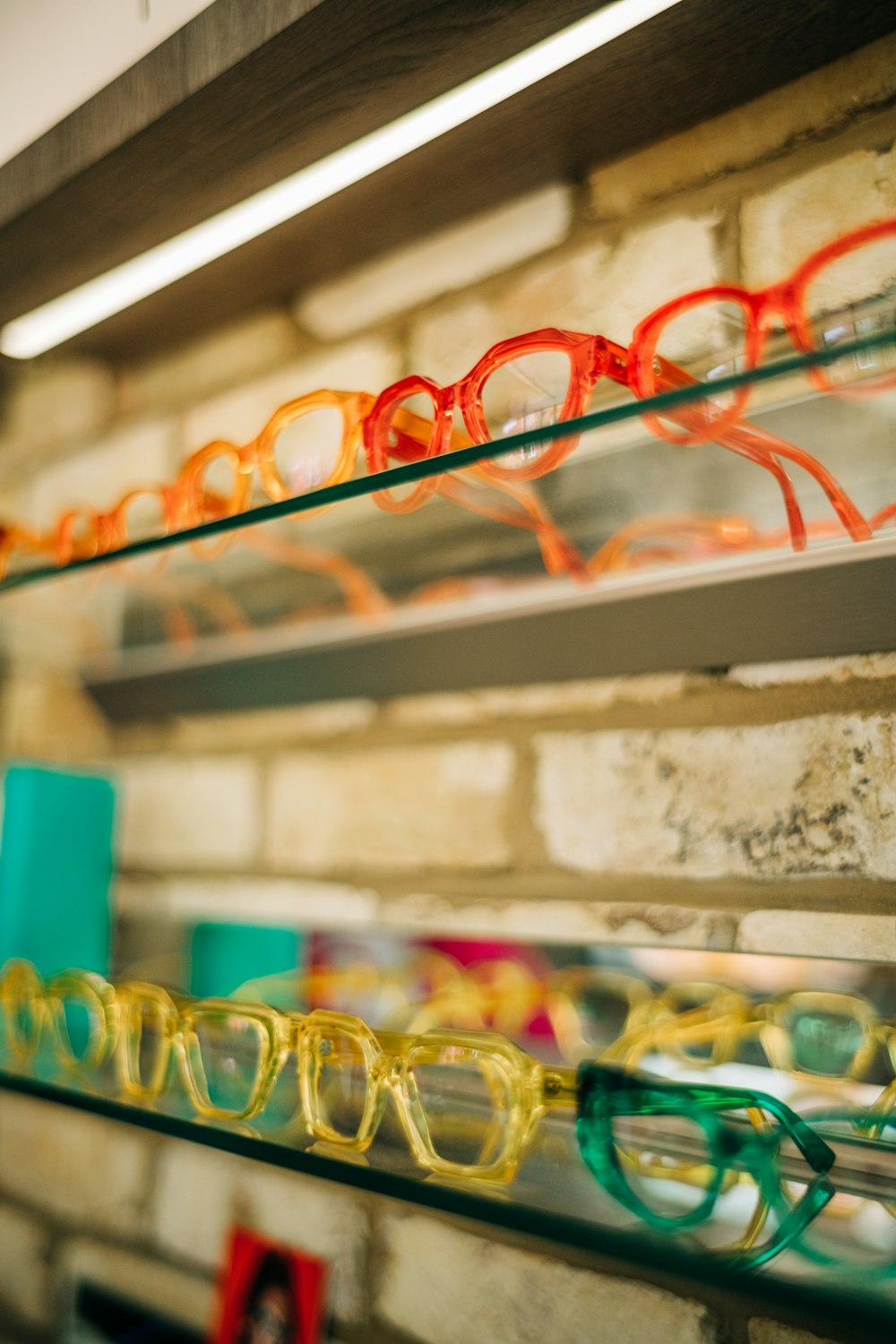 a row of glasses sitting on top of a shelf