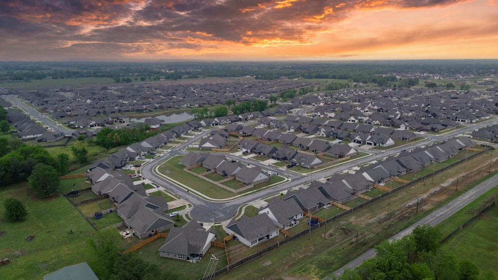 une vue aérienne d’un quartier au coucher du soleil