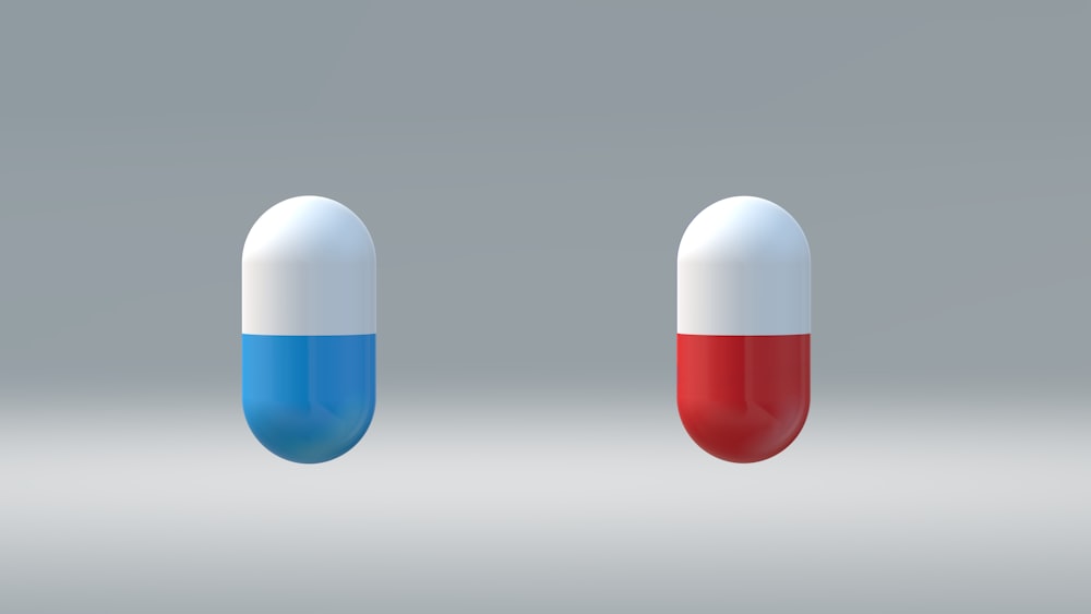 una píldora roja, blanca y azul sentada una al lado de la otra