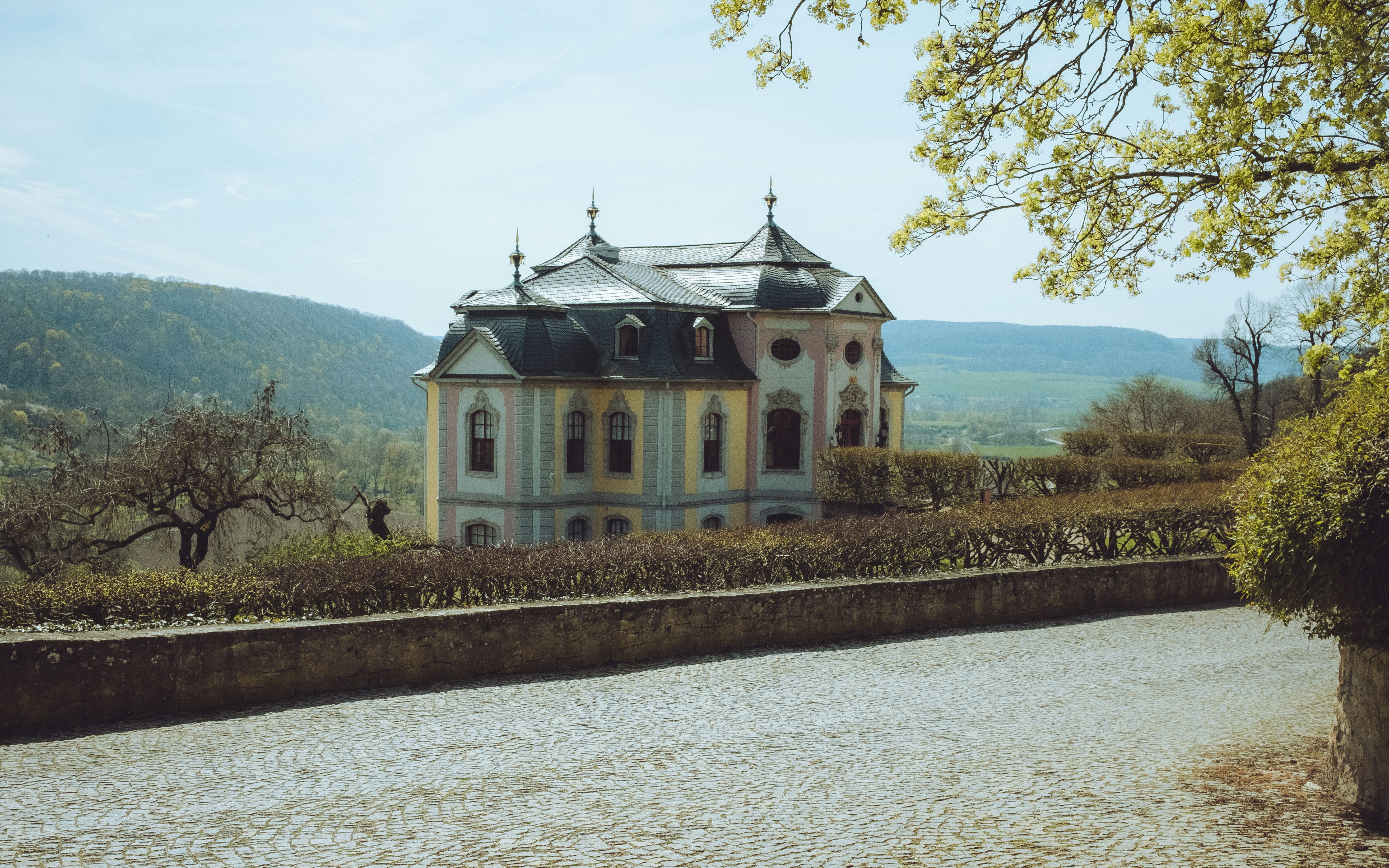 um grande edifício sentado à beira de uma estrada