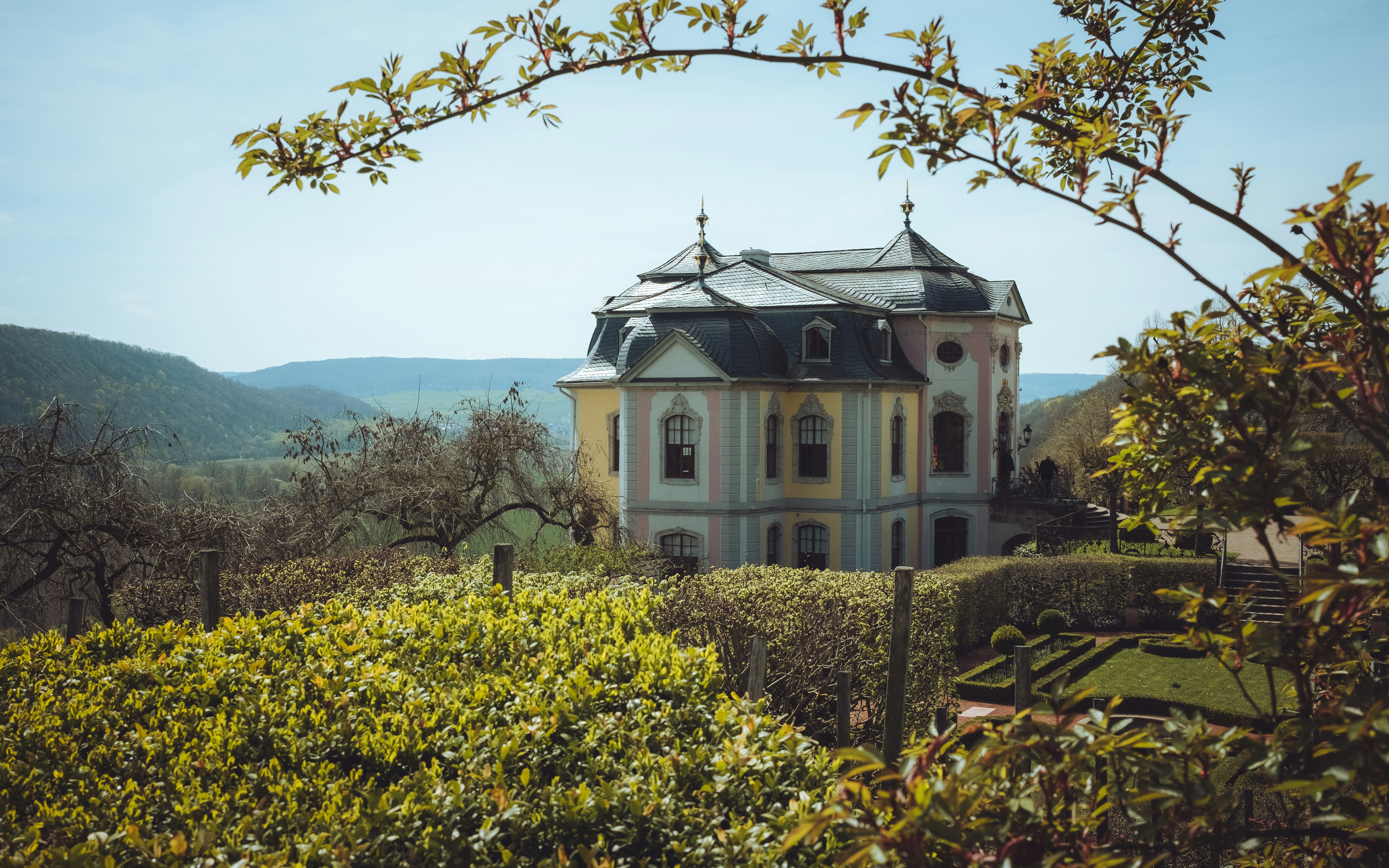 um grande edifício com uma torre no topo de uma colina