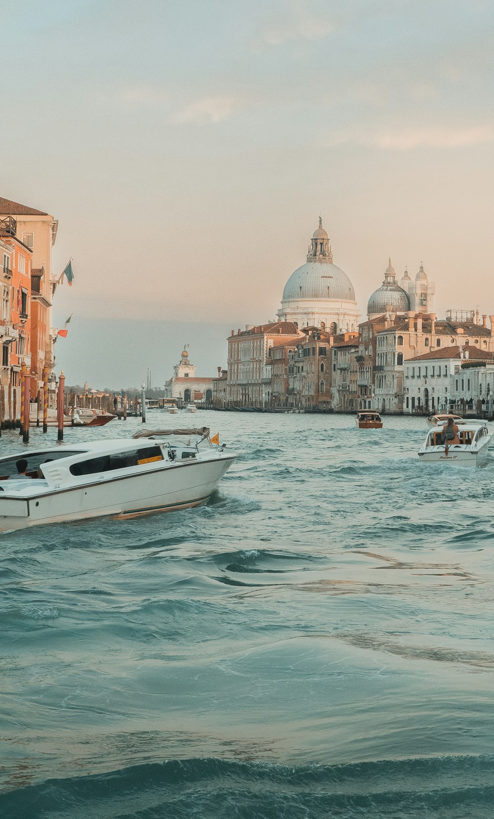 Ein paar Boote, die im Wasser sind