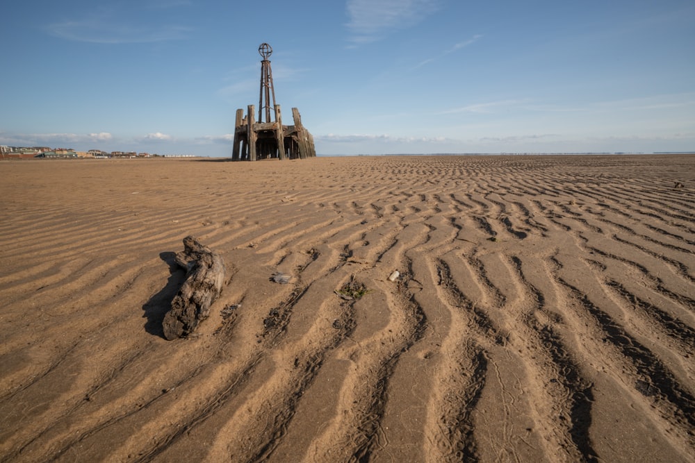 Una plataforma de perforación en medio de un desierto