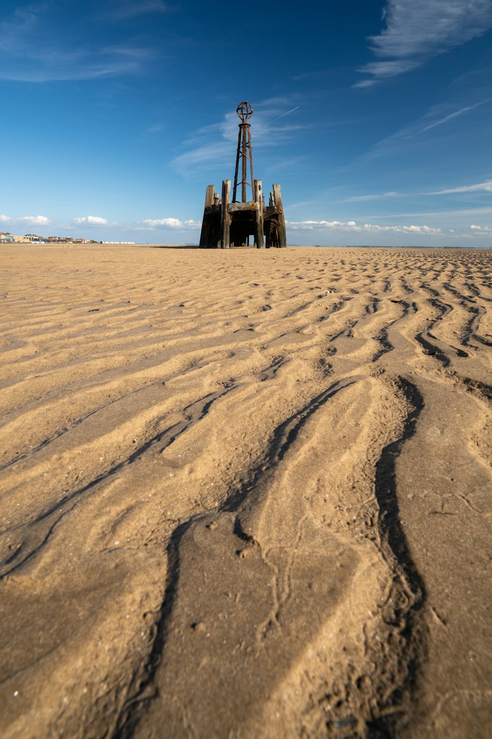 Eine Windmühle, die auf einem Sandstrand sitzt