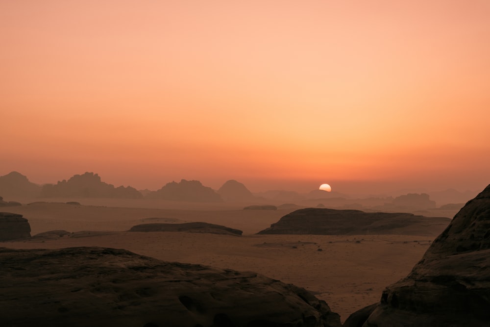 Die Sonne geht über einer Wüstenlandschaft unter