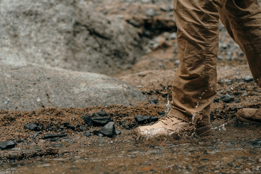 una persona in piedi in una pozza d'acqua