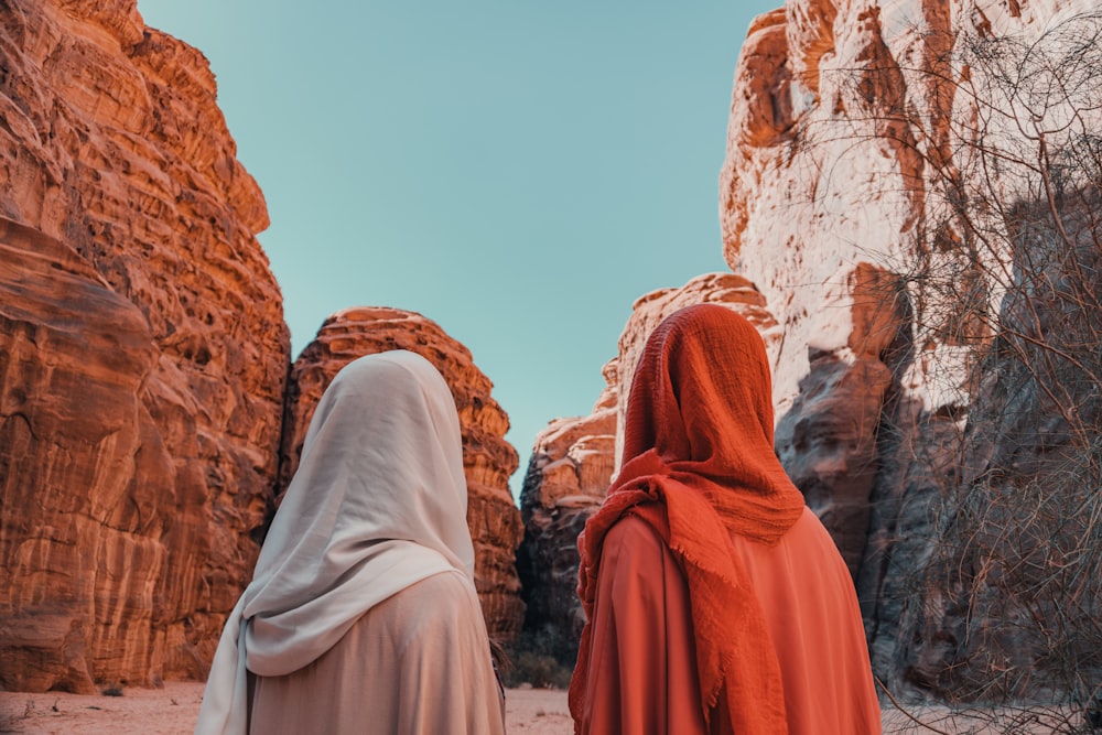 ein paar Frauen, die nebeneinander stehen