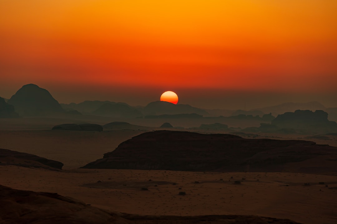 el sol se está poniendo sobre las montañas en el desierto