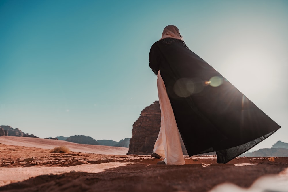 una persona che cammina nel deserto