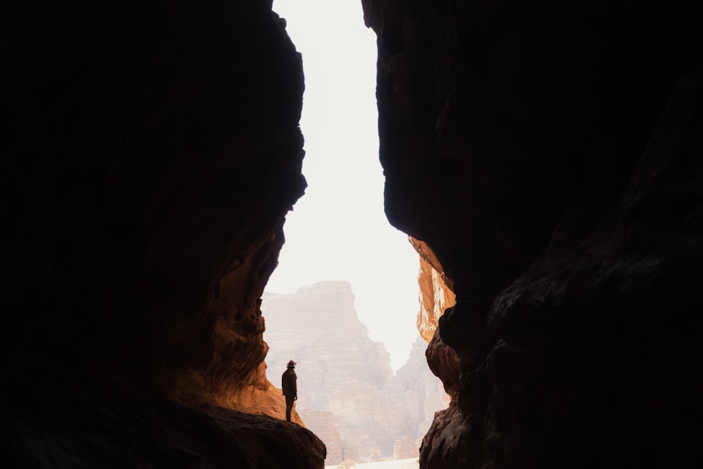 una persona parada en medio de una cueva