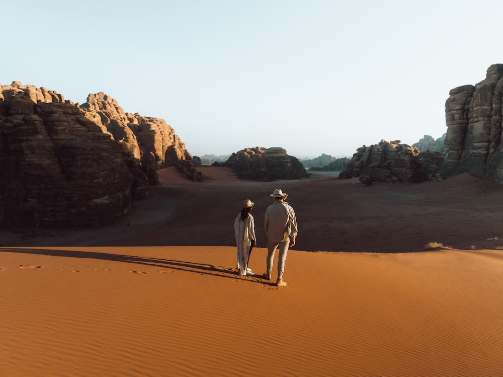 Ein Mann und eine Frau gehen in der Wüste spazieren