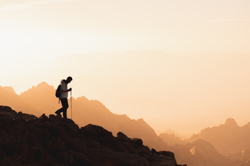 Un par de personas de pie en la cima de una montaña