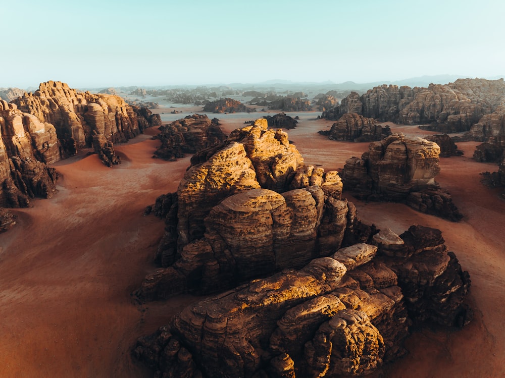 Eine Luftaufnahme einer Wüste mit Felsen und Sand
