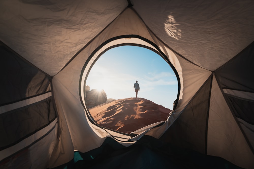 un uomo in piedi in una tenda che guarda in lontananza