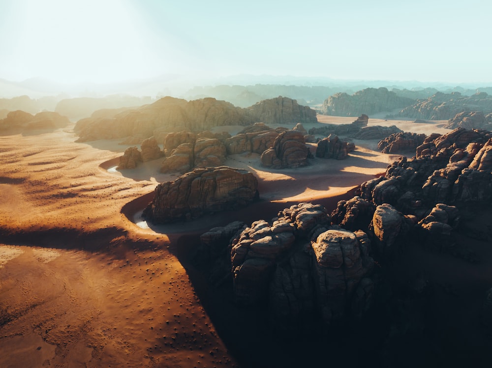 Une vue aérienne d’un désert avec des rochers et du sable