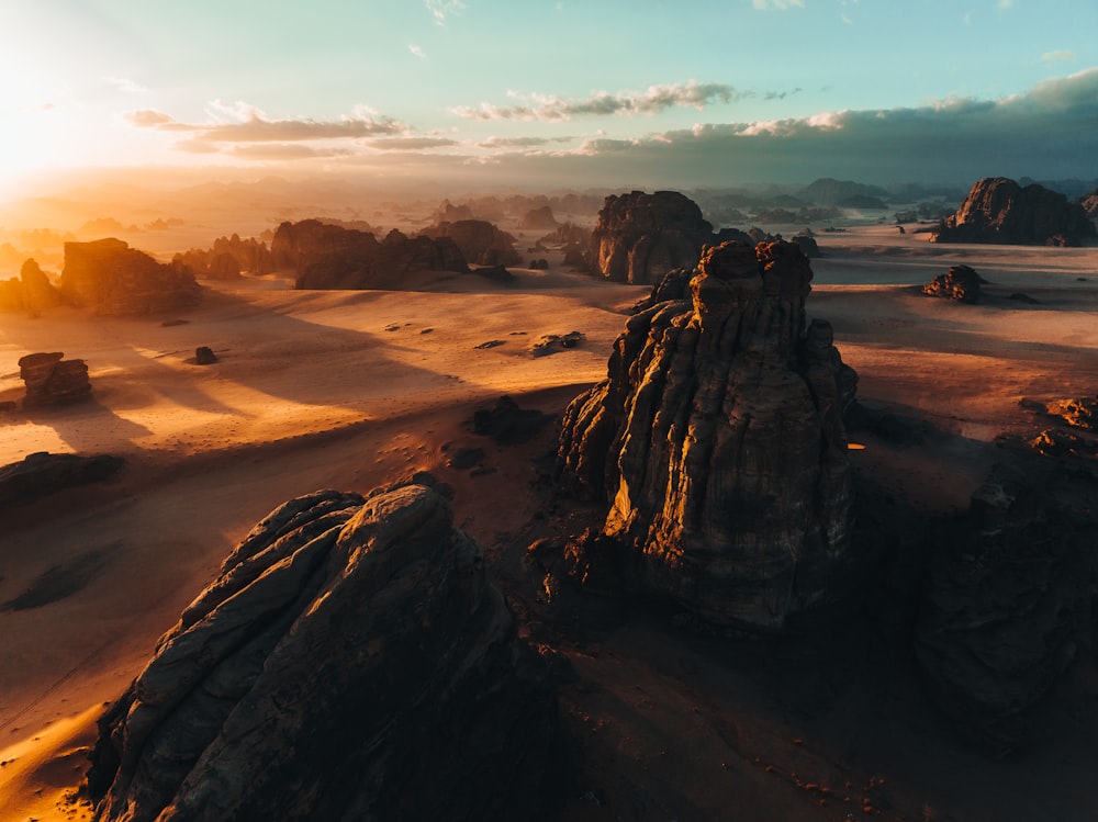 Eine Luftaufnahme einer Wüste mit Felsen und Sand