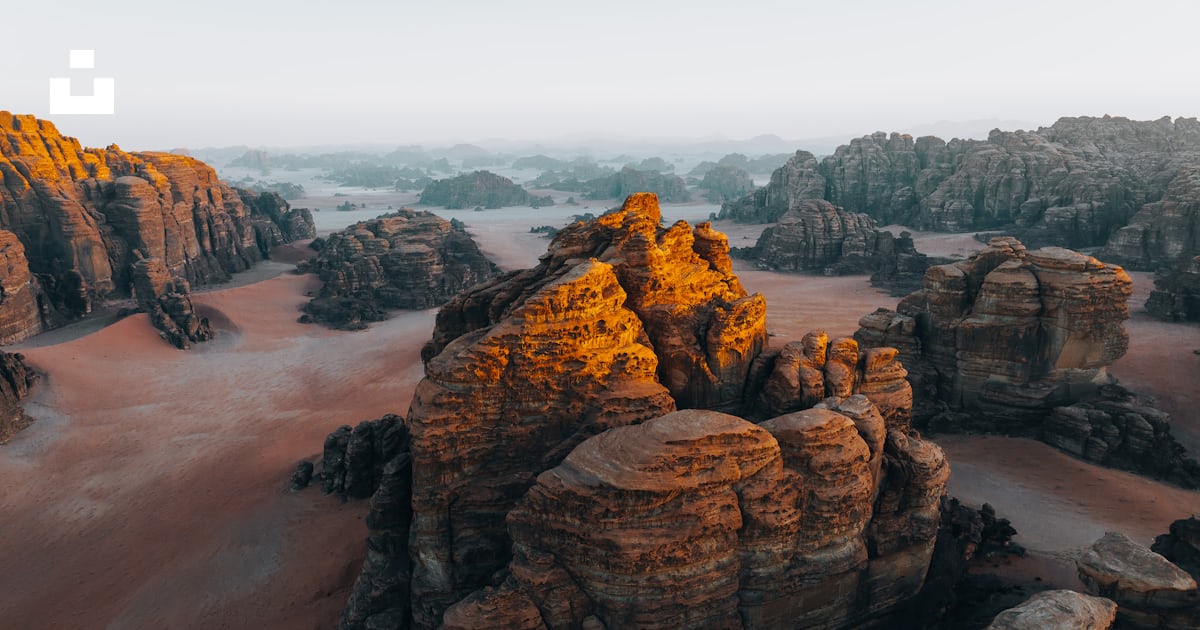 Eine Luftaufnahme einer Wüste mit Felsen und Sand Foto Kostenloses