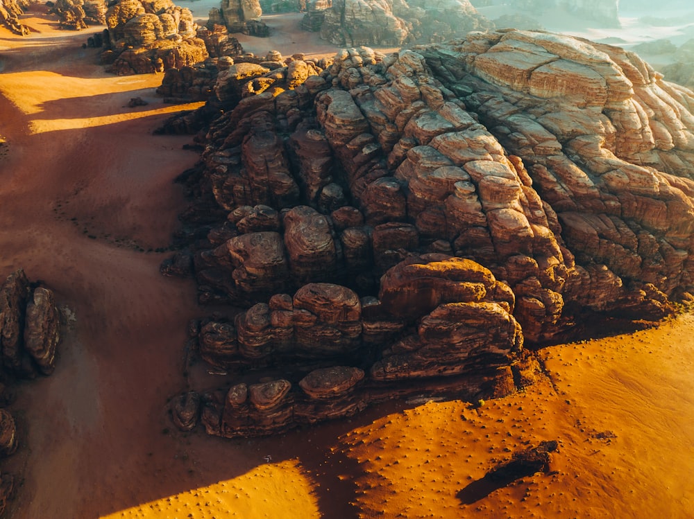 Eine Luftaufnahme von Felsen und Schmutz in der Wüste