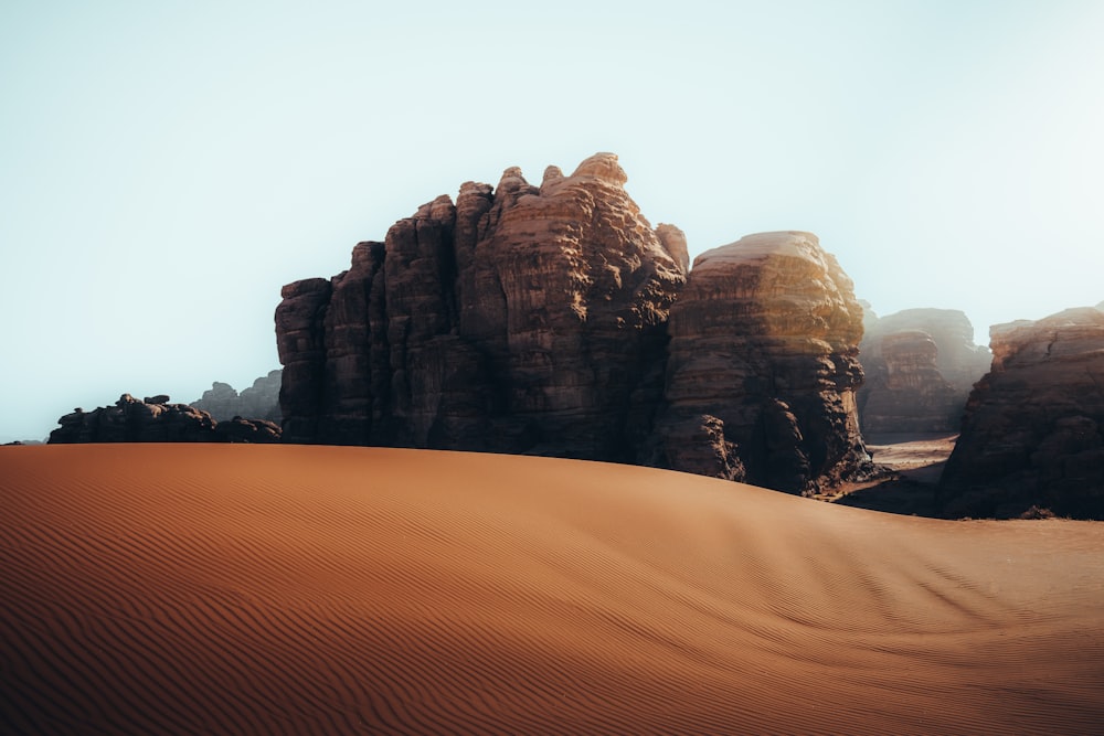 Un paisaje desértico con rocas y arena