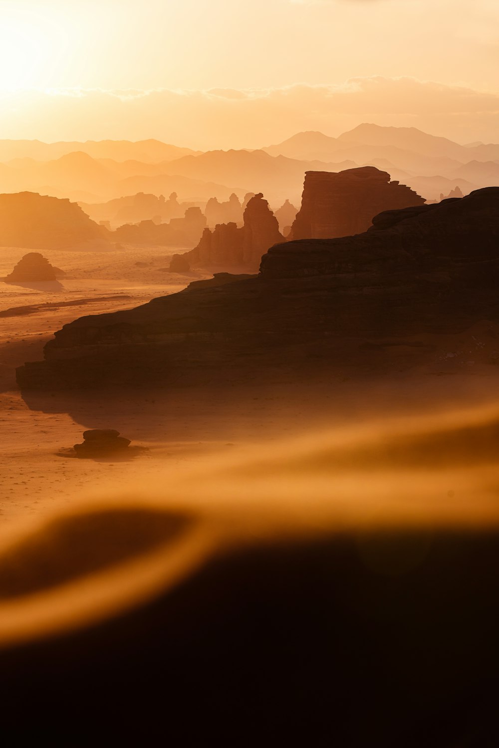 El sol se está poniendo sobre un paisaje desértico