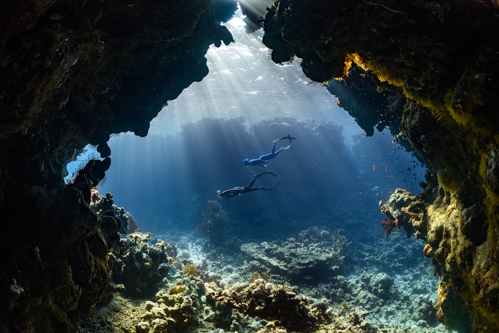 Ein Taucher schwimmt durch eine Unterwasserhöhle