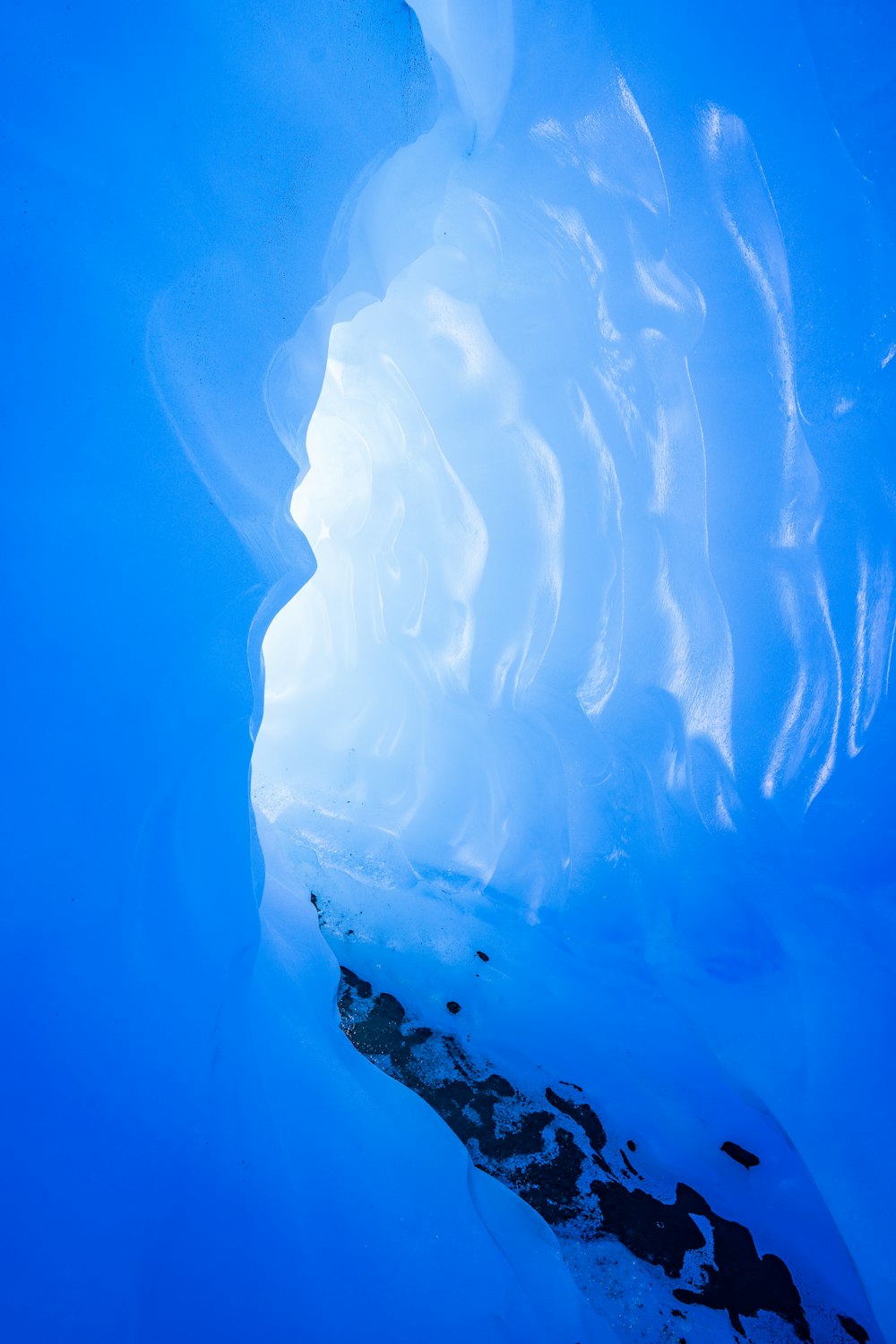 uma grande caverna de gelo com neve no chão