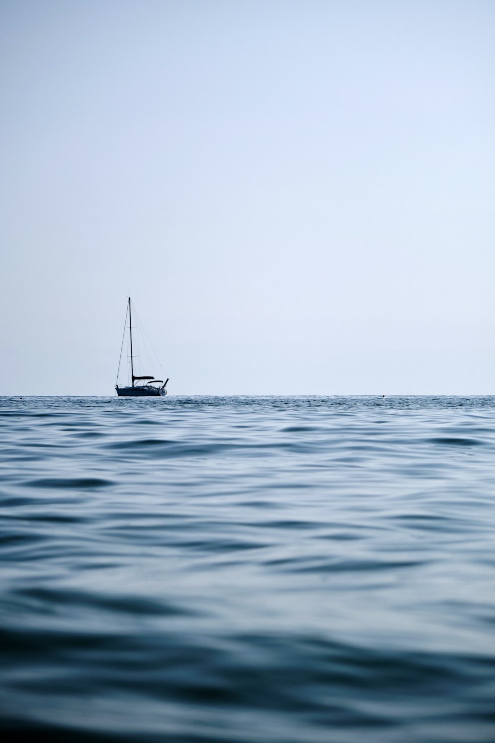 um veleiro no meio do oceano
