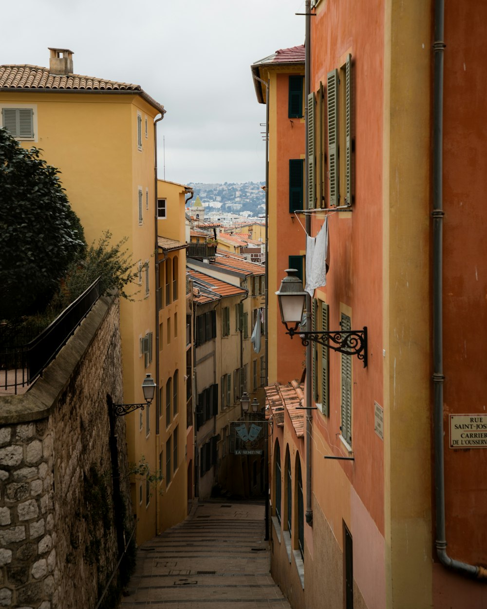 a narrow alley way between two buildings