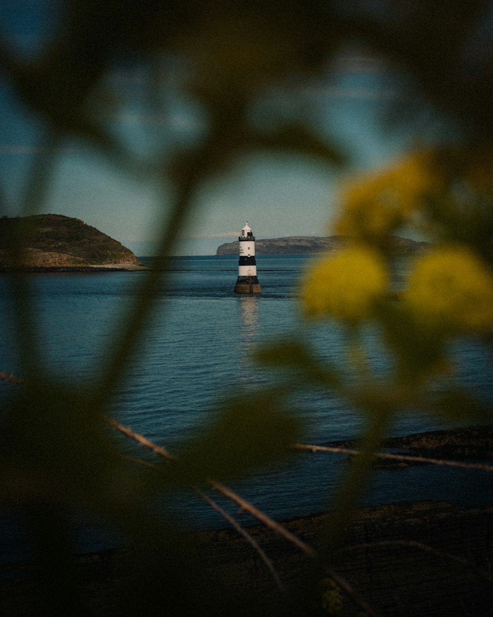 un phare au milieu d’un plan d’eau