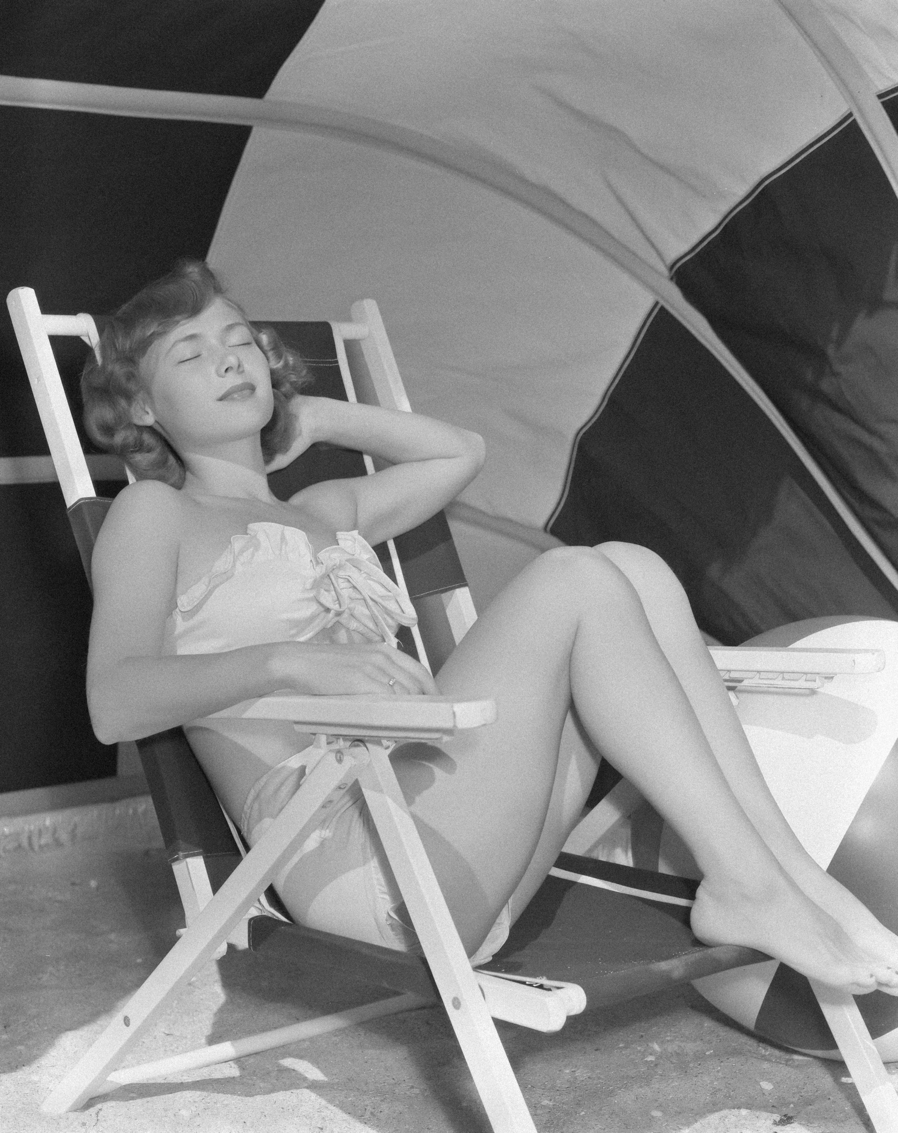 Una foto en blanco y negro de una mujer en traje de baño